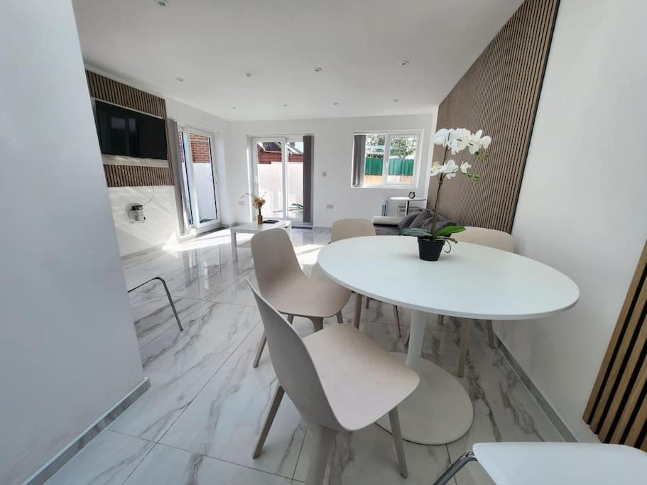 Spacious And Bright One Bedroom Apartment Оксфорд Екстериор снимка