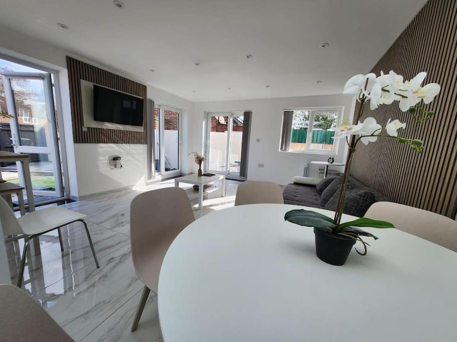 Spacious And Bright One Bedroom Apartment Оксфорд Екстериор снимка