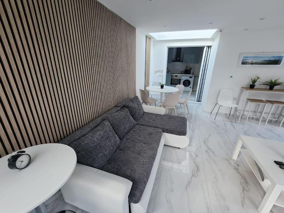 Spacious And Bright One Bedroom Apartment Оксфорд Екстериор снимка